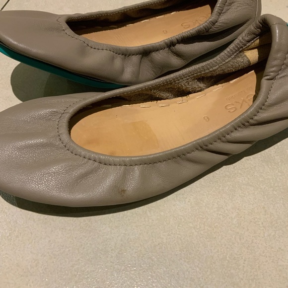 Tikes women’s gray round toe flats shoes size 6 - Picture 2 of 6